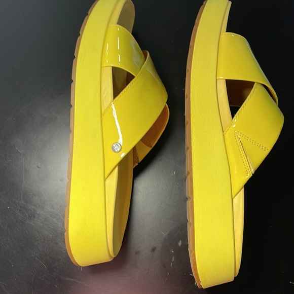 UGGs sandals, size 8 brand new - Picture 3 of 9